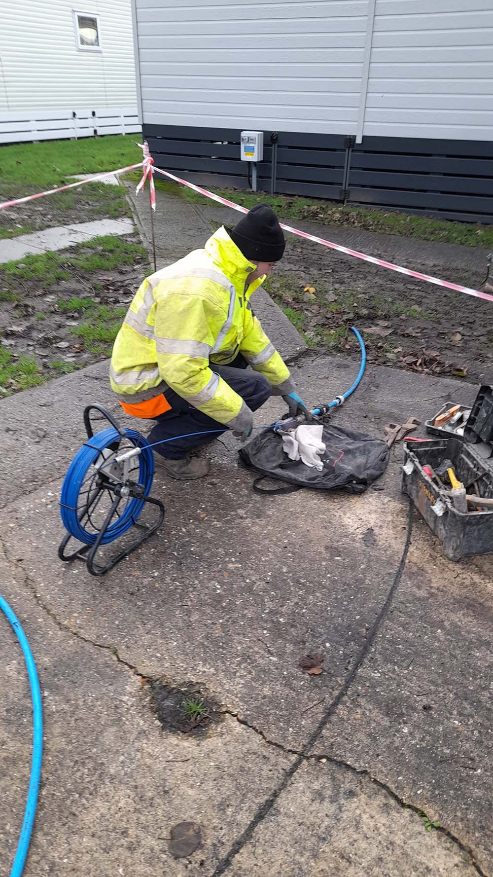 Feeding a new water pipe underground